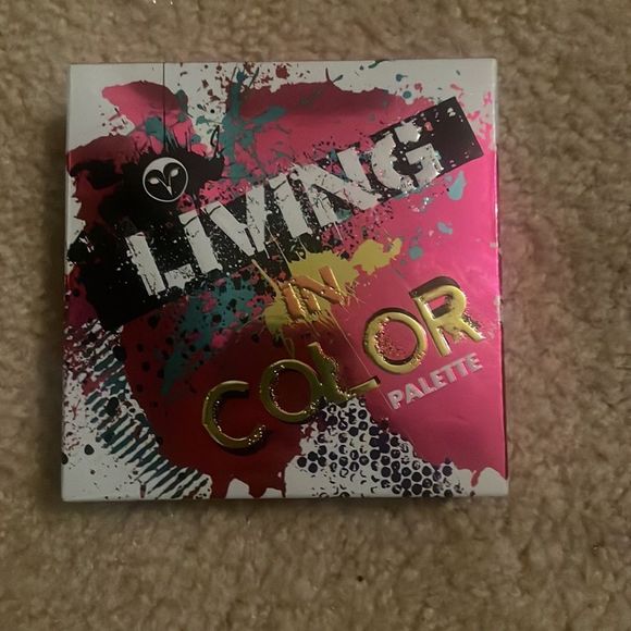 New Living in Color makeup eyeshadow palette - Picture 2 of 4